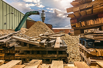 24時間稼働の自社グループ工場で行う選別と加工